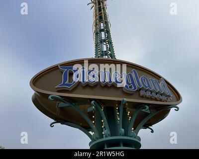 Vereinigte Staaten. 09. April 2023. Disneyland Eingangsschild unter einem wolkigen Himmel mit Metallmasten und elektronischer Beschilderung, Anaheim, Kalifornien, 9. April 2023. (Foto: Smith Collection/Gado/Sipa USA) Guthaben: SIPA USA/Alamy Live News Stockfoto