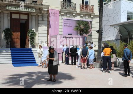 15. Mai 2023, Cannes, CÃ d'Azur, Frankreich: Festivalbesucher stehen am Ticketschalter an, um sich einen Platz für die vierzehntägigen Veranstaltungen des Director während des alljährlichen Cannes Film Festivals 76. in Cannes, Frankreich, zu sichern (Bild: © Mickael Chavet/ZUMA Press Wire) REDAKTIONELLER GEBRAUCH! Nicht für den kommerziellen GEBRAUCH! Stockfoto