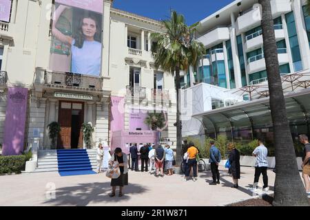 15. Mai 2023, Cannes, CÃ d'Azur, Frankreich: Festivalbesucher stehen am Ticketschalter an, um sich einen Platz für die vierzehntägigen Veranstaltungen des Director während des alljährlichen Cannes Film Festivals 76. in Cannes, Frankreich, zu sichern (Bild: © Mickael Chavet/ZUMA Press Wire) REDAKTIONELLER GEBRAUCH! Nicht für den kommerziellen GEBRAUCH! Stockfoto