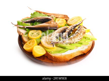 Teller mit leckeren Sandwiches mit geräucherten Sprotten in Dosen auf weißem Hintergrund Stockfoto