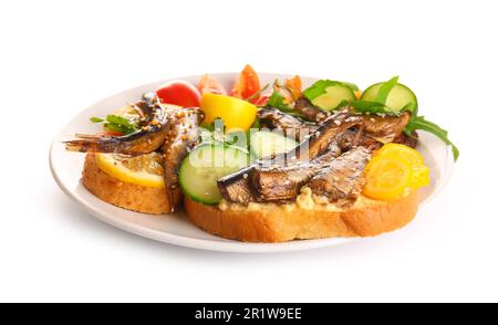 Teller mit leckeren Sandwiches mit geräucherten Sprotten in Dosen auf weißem Hintergrund Stockfoto