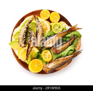 Teller mit leckeren Sandwiches mit geräucherten Sprotten in Dosen auf weißem Hintergrund Stockfoto