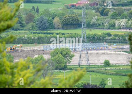 Wendover, Buckinghamshire, Großbritannien. 15. Mai 2023. HS2 die Bauarbeiten an der Hochgeschwindigkeitsbahn in Wendover, Buckinghamshire, lassen einen Großteil der Gegend unerkennbar. Häuser wurden in Wendover abgerissen, Dachs wurden aufgefüllt und Bäume wurden bis HS2 gehackt. HS2 sind heute wieder in den Nachrichten, als ein Sinkloch über den HS2 Chiltern Tunneln neben dem Shardeloes Lake in Amersham aufgetaucht ist. Der Vorsitzende des Buckinghamshire-Rates, Martin Tett, verlangt dringende Antworten von HS2 über die Ursache des Sinklochs. Kredit: Maureen McLean/Alamy Live News Stockfoto