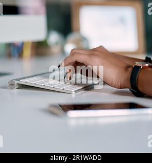 Glaub an dich und du wirst unaufhaltsam. Eine unbekannte Geschäftsfrau, die allein in ihrem Büro sitzt und ihre Computertastatur tippt. Stockfoto