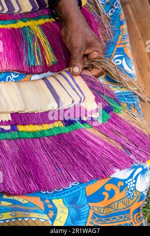 Papua-Neuguinea, Trobriand-Inseln, Milne Bay Province, Kuiawa Island alias Kuyau. Farbenfrohe Grasröcke. Stockfoto