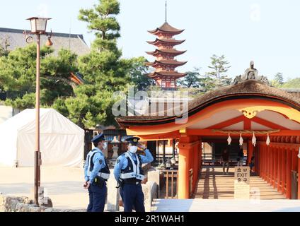 Hatsukaichi, Japan. 15. Mai 2023. Polizeibeamte patrouillieren um den Itsukushima-Schrein, der zum Weltkulturerbe gehört, zur Sicherheit des bevorstehenden G7-Gipfeltreffens auf der Insel Miyajima in der Stadt Hatsukaichi in der Präfektur Hiroshima, Westjapan, am Montag, den 15. Mai 2023. Die Staats- und Regierungschefs der G7 werden sich für das jährliche Gipfeltreffen von 19 bis 21 in Hiroshima versammeln. (Foto: Yoshio Tsunoda/AFLO) Kredit: Aflo Co Ltd./Alamy Live News Stockfoto