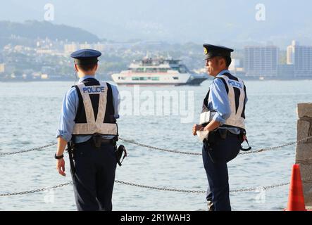 Hatsukaichi, Japan. 15. Mai 2023. Polizeibeamte patrouillieren um ein Fährterminal, um die Sicherheit des bevorstehenden G7-Gipfeltreffens auf der Insel Miyajima in der Stadt Hatsukaichi in der Präfektur Hiroshima, Westjapan, am Montag, den 15. Mai 2023 zu gewährleisten. Die Staats- und Regierungschefs der G7 werden sich für das jährliche Gipfeltreffen von 19 bis 21 in Hiroshima versammeln. (Foto: Yoshio Tsunoda/AFLO) Kredit: Aflo Co Ltd./Alamy Live News Stockfoto