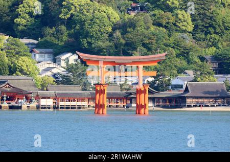 Hatsukaichi, Japan. 15. Mai 2023. Der zum Weltkulturerbe gehörende Itsukushima-Schrein steht am Montag, den 15. Mai 2023, auf der Insel Miyajima in der Stadt Hatsukaichi in der Präfektur Hiroshima im Westen Japans auf dem Meer. Die Staats- und Regierungschefs der G7 werden sich von 19 bis 21 zum jährlichen Gipfeltreffen treffen treffen und erwarten einen Besuch des Schreins in Hiroshima. (Foto: Yoshio Tsunoda/AFLO) Kredit: Aflo Co Ltd./Alamy Live News Stockfoto