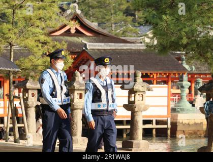 Hatsukaichi, Japan. 15. Mai 2023. Polizeibeamte patrouillieren um den Itsukushima-Schrein, der zum Weltkulturerbe gehört, zur Sicherheit des bevorstehenden G7-Gipfeltreffens auf der Insel Miyajima in der Stadt Hatsukaichi in der Präfektur Hiroshima, Westjapan, am Montag, den 15. Mai 2023. Die Staats- und Regierungschefs der G7 werden sich für das jährliche Gipfeltreffen von 19 bis 21 in Hiroshima versammeln. (Foto: Yoshio Tsunoda/AFLO) Kredit: Aflo Co Ltd./Alamy Live News Stockfoto