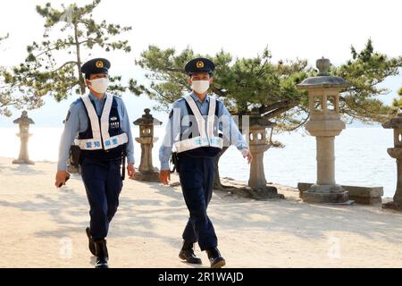 Hatsukaichi, Japan. 15. Mai 2023. Polizeibeamte patrouillieren um den Itsukushima-Schrein, der zum Weltkulturerbe gehört, zur Sicherheit des bevorstehenden G7-Gipfeltreffens auf der Insel Miyajima in der Stadt Hatsukaichi in der Präfektur Hiroshima, Westjapan, am Montag, den 15. Mai 2023. Die Staats- und Regierungschefs der G7 werden sich für das jährliche Gipfeltreffen von 19 bis 21 in Hiroshima versammeln. (Foto: Yoshio Tsunoda/AFLO) Kredit: Aflo Co Ltd./Alamy Live News Stockfoto