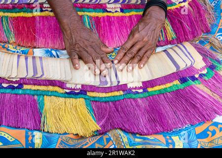 Papua-Neuguinea, Trobriand-Inseln, Milne Bay Province, Kuiawa Island alias Kuyau. Farbenfrohe Grasröcke. Stockfoto