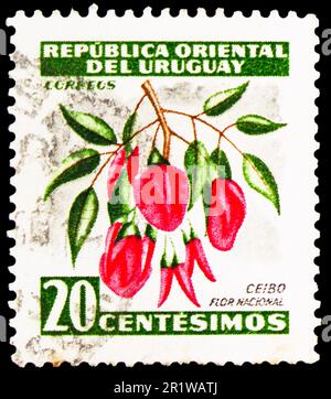 MOSKAU, RUSSLAND - 08. APRIL 2023: Poststempel gedruckt in Uruguay zeigt Ceibo (Nationalblume), Definitives - Country Motives Serie, circa 1954 Stockfoto