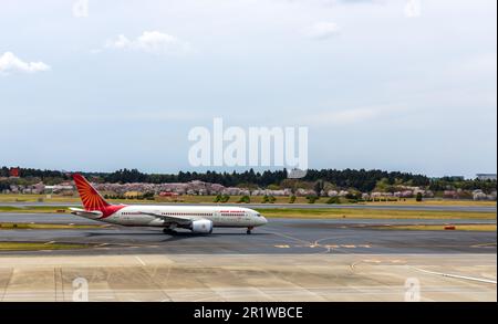 Narita, Japan - 23. März 2023: Internationaler Flughafen Narita mit Start- und Landebahn und Flugzeugen im Hintergrund. Stockfoto