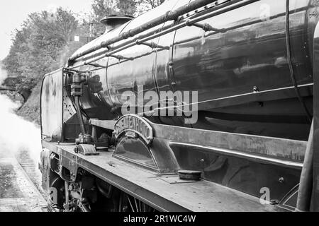 BR 'Schools' 4-4-0 Nr. 30925 'Cheltenham' wartet am Bahnhof Alresford auf der Mid-Hants Railway, Hampshire Stockfoto