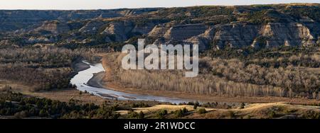 Der River Bend mit Blick auf den Little Missouri River in der North Unit des Theodore Roosevelt National Park in North Dakota. Stockfoto