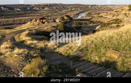 Das CCC-Schutzgebiet am River Bend mit Blick auf den Little Missouri River in der North Unit des Theodore Roosevelt National Park in North Dakota. Stockfoto