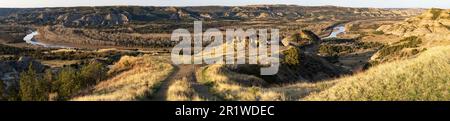 Das CCC-Schutzgebiet am River Bend mit Blick auf den Little Missouri River in der North Unit des Theodore Roosevelt National Park in North Dakota. Stockfoto