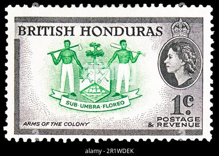 MOSKAU, RUSSLAND - 08. APRIL 2023: Poststempel gedruckt in Britisch-Honduras zeigt "Coat of Arms of the Colony", Serie Queen Elizabeth II Pictorials, Circ Stockfoto