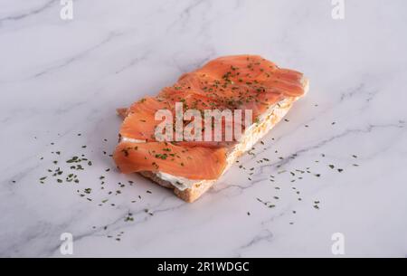 Toast mit Käseaufstrich und geräuchertem Lachs Stockfoto