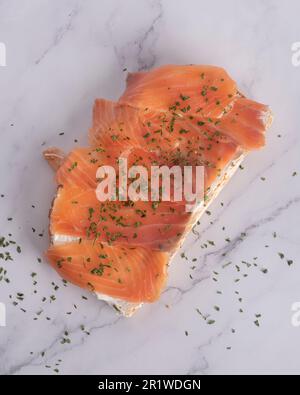 Toast mit Käseaufstrich und geräuchertem Lachs Stockfoto