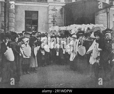 Der Ausgang von Blumenverkäufern am Tag der Weißen Blume in St. Petersburg 1911. Stockfoto