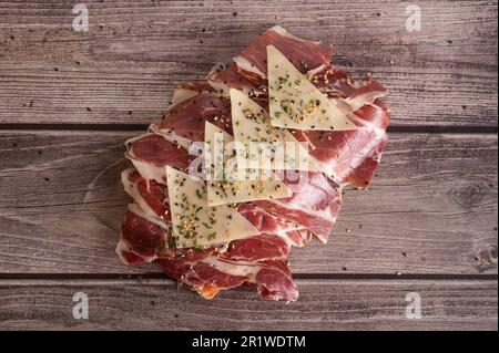 Tomatentoast, serrano-Schinken und Käse Stockfoto