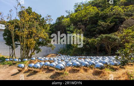 Naoshima, Japan - 29. März 2023: Öffentliche Skulptur auf der Naoshima Art Island in Kagawa, Japan Stockfoto