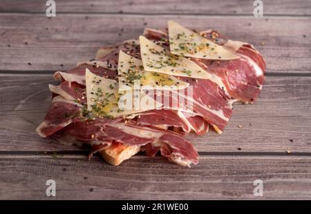 Tomatentoast, serrano-Schinken und Käse Stockfoto