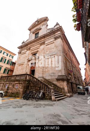 Siena, Italien - 7. April 2022: Außenansicht der Kirche San Martino neben La Loggia in Siena, Toskana, Italien. Stockfoto