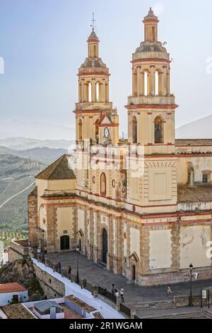 Die Kirche Unsere Lieben Frau der Inkarnation dominiert die Stadt Pueblo Blanco in Olvera, Spanien. Die Pfarrkirche wurde 1822 erbaut, aber das Dorf stammt aus dem 3. Jahrhundert v. Chr Stockfoto