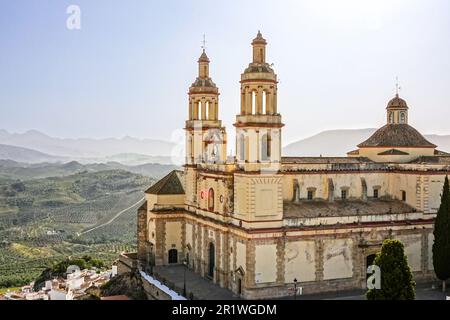 Die Marionette der Inkarnation Kirche, umgeben von Olivenhainen und dominiert die Stadt Pueblo Blanco in Olvera, Spanien. Die Pfarrkirche wurde 1822 erbaut, aber das Dorf stammt aus dem 3. Jahrhundert v. Chr Stockfoto