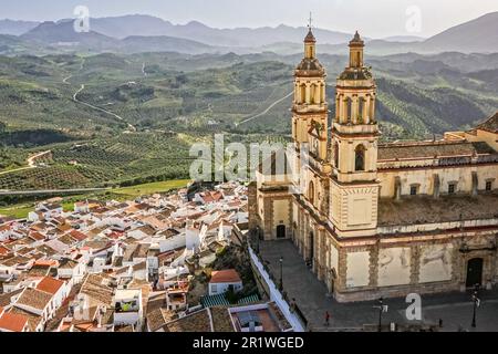 Die Marionette der Inkarnation Kirche, umgeben von Olivenhainen und dominiert die Stadt Pueblo Blanco in Olvera, Spanien. Die Pfarrkirche wurde 1822 erbaut, aber das Dorf stammt aus dem 3. Jahrhundert v. Chr Stockfoto