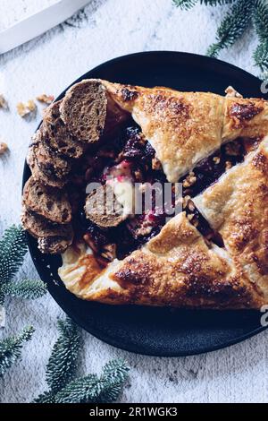 Gebackener Brie-Käse und Cranberry-Blätterteig. Hausgemachtes Blätterteiggebäck, süßherziger Geschmack, Gourmet-Vorspeisenrezept. Blättern Sie mit Camembert Stockfoto