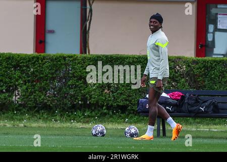 Mailand, Italien. 15. Mai 2023. Rafael Leao vom AC Mailand blickt während des AC Mailand Trainings im Milanello Sports Center vor dem Halbfinale der UEFA Champions League auf der zweiten Etappe gegen den FC Internazionale im San Siro Stadium in Mailand auf. Kredit: SOPA Images Limited/Alamy Live News Stockfoto