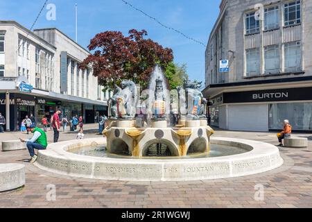 Cascades Fountain, Commercial Road, Portsmouth, Hampshire, England, Vereinigtes Königreich Stockfoto