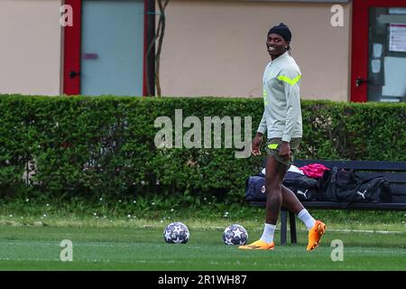 Mailand, Italien. 15. Mai 2023. Rafael Leao vom AC Mailand blickt während des AC Mailand Trainings im Milanello Sports Center vor dem Halbfinale der UEFA Champions League auf der zweiten Etappe gegen den FC Internazionale im San Siro Stadium in Mailand auf. (Foto: Fabrizio Carabelli/SOPA Images/Sipa USA) Guthaben: SIPA USA/Alamy Live News Stockfoto