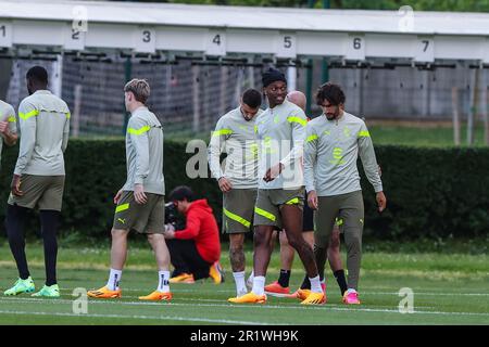 Mailand, Italien. 15. Mai 2023. Rafael Leao vom AC Mailand blickt während des AC Mailand Trainings im Milanello Sports Center vor dem Halbfinale der UEFA Champions League auf der zweiten Etappe gegen den FC Internazionale im San Siro Stadium in Mailand auf. (Foto: Fabrizio Carabelli/SOPA Images/Sipa USA) Guthaben: SIPA USA/Alamy Live News Stockfoto