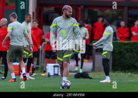 Mailand, Italien. 15. Mai 2023. Theo Hernandez vom AC Mailand blickt auf das AC Mailand Training im Milanello Sports Center vor dem Halbfinale der UEFA Champions League auf der zweiten Etappe des FC Internazionale im San Siro Stadium in Mailand. (Foto: Fabrizio Carabelli/SOPA Images/Sipa USA) Guthaben: SIPA USA/Alamy Live News Stockfoto