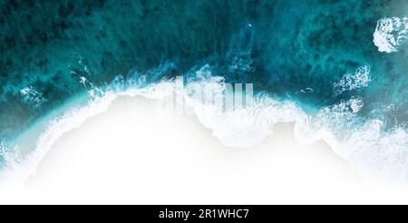Luftblick auf türkisfarbenes Meerwasser und unberührten weißen Sandstrand, perfekt für Urlaub und Entspannung Stockfoto