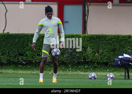 Mailand, Italien. 15. Mai 2023. Rafael Leao vom AC Mailand wärmt sich während des AC Mailand Trainings im Milanello Sports Center vor dem Halbfinalspiel der UEFA Champions League auf der zweiten Etappe gegen den FC Internazionale im San Siro Stadium, Mailand, am 15. Mai 2023 auf – Photo FCI/Fabrizio Carabelli (Foto: FCI/Fabrizio Carabelli © All /Sipa USA) Guthaben: SIPA USA/Alamy Live News Stockfoto