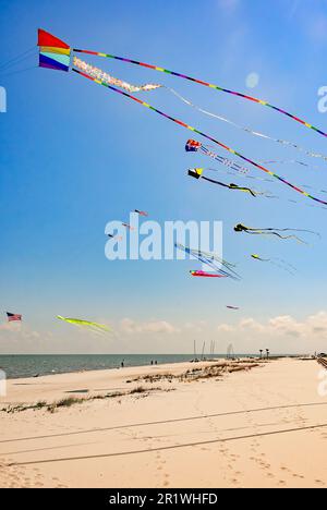 Farbenfrohe Drachen fliegen am 13. Mai 2023 über den Strand in Long Beach, Mississippi. Long Beach ist eine Küstenstadt an der Golfküste von Mississippi. Stockfoto