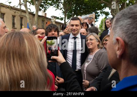 Marignane, Frankreich. 12. Mai 2023. Jordan Bardella, Präsident der Nationalversammlung, wird mit seinen Anhängern gesehen. Der französische Politiker und Präsident der Nationalpartei Rassamblement Jordan Bardella eröffnet das Amt des 2022 in Marignane, Frankreich, gewählten Stellvertreters seiner Partei Franck Allisio. Kredit: SOPA Images Limited/Alamy Live News Stockfoto