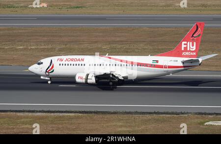 ISTANBUL, TURKIYE - 06. AUGUST 2022: Landung der FlyJordan Boeing 737-33V (29342) zum internationalen Flughafen Istanbul Stockfoto