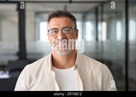 Porträt eines selbstbewussten, gutaussehenden, erwachsenen Geschäftsmannes mittleren Alters im Büro Stockfoto