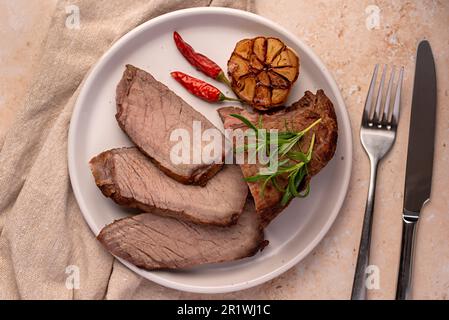 Lebensmittelfotografie von geröstetem Rindfleisch, Joint, Filet, Rosmarin, Knoblauch, Chili Stockfoto