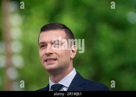 Marignane, Frankreich. 12. Mai 2023. Jordan Bardella, Präsident der Nationalversammlung (RN), wird vor seiner Rede gesehen. Der französische Politiker und Präsident der Nationalpartei Rassamblement Jordan Bardella eröffnet das Amt des 2022 in Marignane, Frankreich, gewählten Stellvertreters seiner Partei Franck Allisio. (Foto: Laurent Coust/SOPA Images/Sipa USA) Guthaben: SIPA USA/Alamy Live News Stockfoto