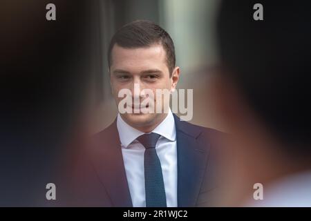 Marignane, Frankreich. 12. Mai 2023. Jordan Bardella, Präsident der Nationalversammlung (RN), wird vor seiner Rede gesehen. Der französische Politiker und Präsident der Nationalpartei Rassamblement Jordan Bardella eröffnet das Amt des 2022 in Marignane, Frankreich, gewählten Stellvertreters seiner Partei Franck Allisio. (Foto: Laurent Coust/SOPA Images/Sipa USA) Guthaben: SIPA USA/Alamy Live News Stockfoto