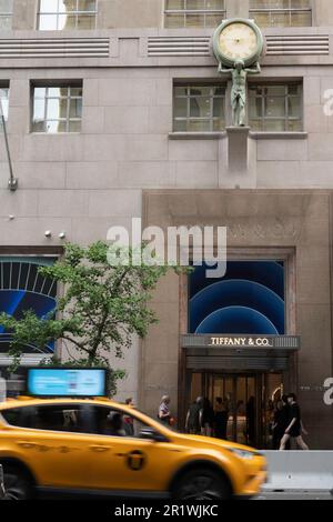 Der Tiffany and Company Flagship Store befindet sich auf der Fifth Avenue im Herzen von Manhattan, 2023, USA Stockfoto