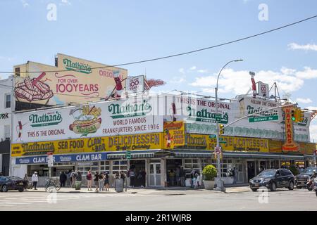 Das berühmte Nathan's Hot Dogs steht immer noch an der Ecke der Surf Avenues und Stillwell Avenues am Strand von Coney Island in Brooklyn, New York. Stockfoto