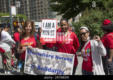Am Mittwoch, den 10. Mai 2023 NYSNA (NY State Nurses Assoc Mitglieder), die für öffentliche Krankenhäuser und Bürgermeisterorganisationen in NYC arbeiten, veranstalteten am Foley Square eine Kundgebung, um Alarm zu schlagen angesichts der Krise der Unterbesetzung und der hohen Fluktuation, die die Versorgung der schutzbedürftigen Patienten bedroht, die vom öffentlichen Gesundheitssystem unserer Stadt abhängig sind. Krankenschwestern fordern Lohngerechtigkeit als eine Frage der Gesundheitsversorgung und der Rassengerechtigkeit. Stockfoto